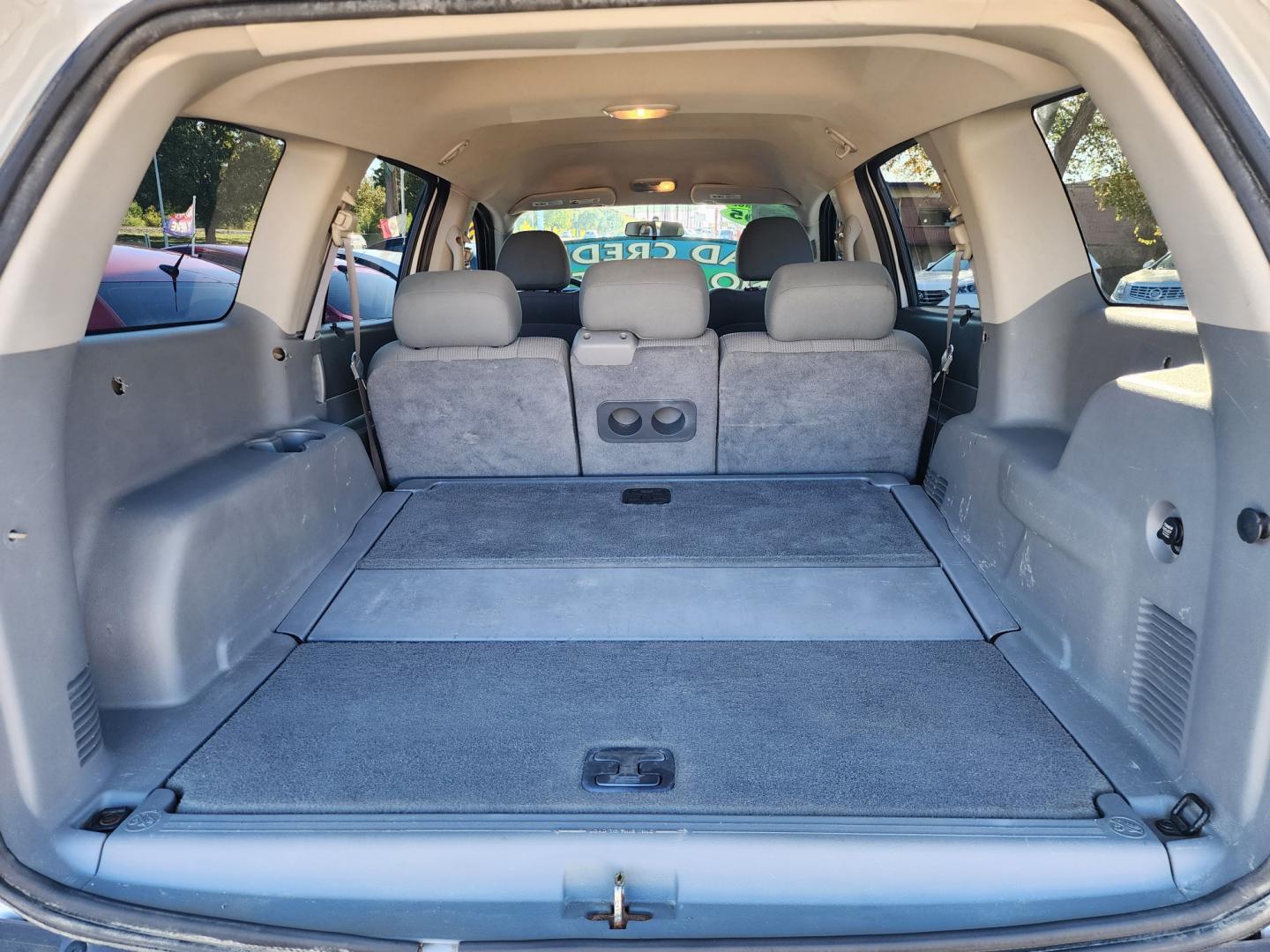 2005 WHITE Dodge Durango ST (1D4HD38K75F) with an 3.7L V6 SOHC 12V engine, AUTO transmission, located at 2660 S.Garland Avenue, Garland, TX, 75041, (469) 298-3118, 32.885387, -96.656776 - Photo#16